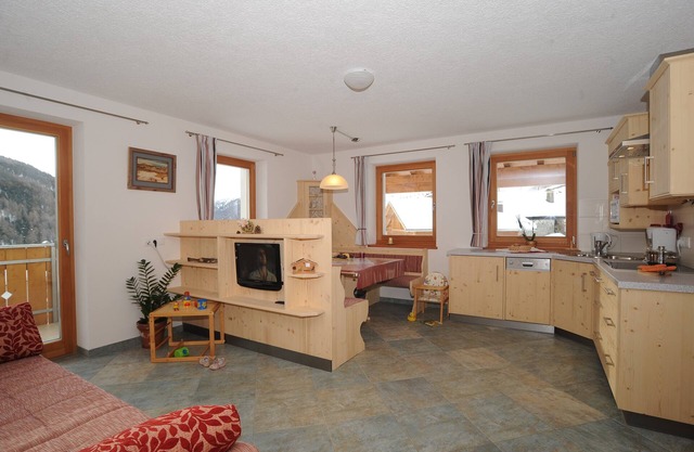 Sunny location at 1900 m, glacier view, high-altitude trail, hiking paradise