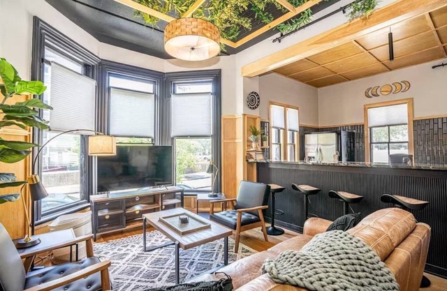 SUNNY- Nordic-Inspired Flat. Intimate & Beautiful