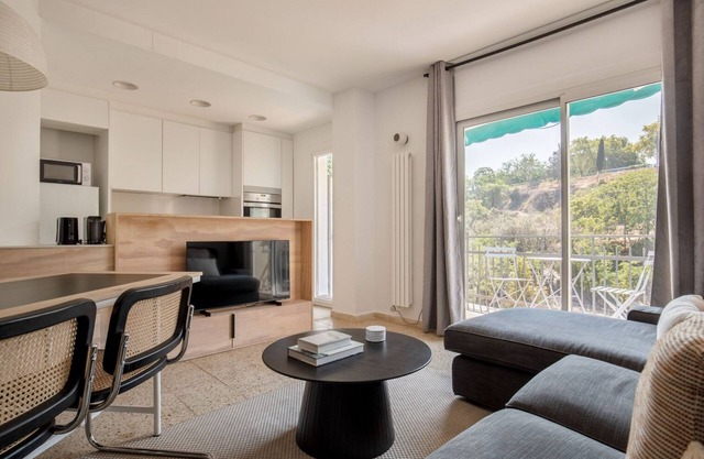 Sunny Poble Sec 3BR w/Balcony & Mountain Views, by Blueground