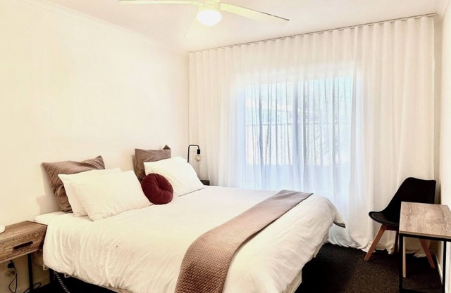 Sunny Shackell- 12pm checkout, free breakfast