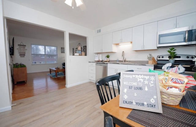 Sunny SparkingClean King bed Apt- CreveCoeurPark