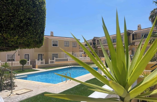 Sunny Villamartin apartment - 10 minutes walk from golf and plaza