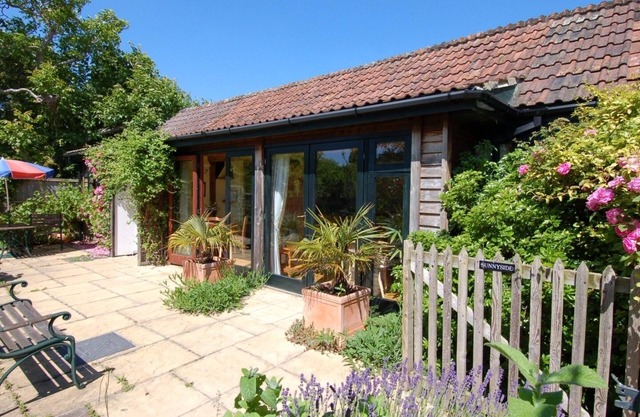 SUNNYSIDE, pet friendly, country holiday cottage in Taunton