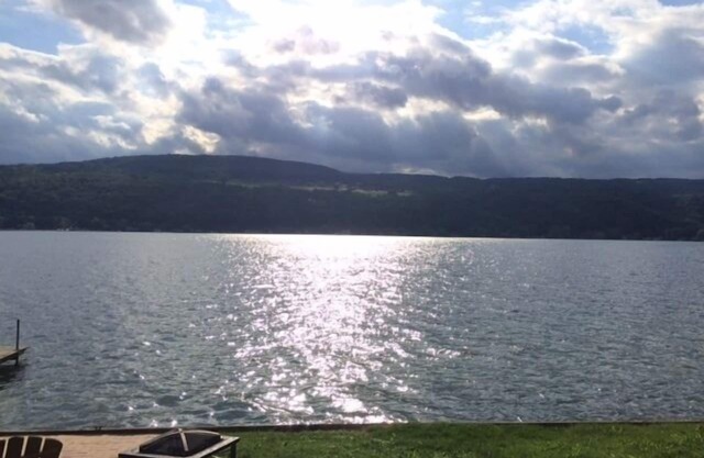 Sunnyside Shore - Lakefront Retreat, 2 bedroom, 1 bathroom, sleeps 4-6