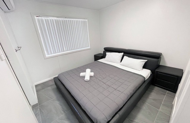 Sunrise Apt 4 · Cozy 1BR · Poolside Escape