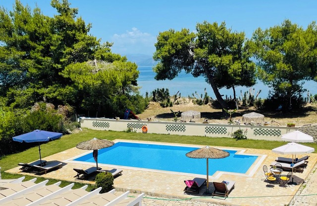 SUNRISE BEACH - YOUR DREAM SEASIDE VILLA, DIRECT ACCESS ONTO QUIET SANDY BEACH