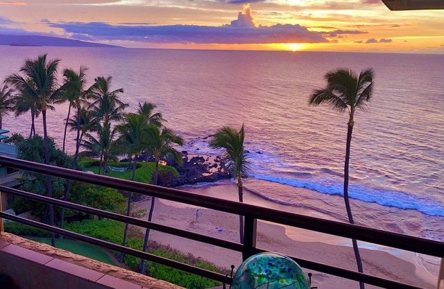 "Sunsational"Oceanfront Living& Views over your soft sand Beach just steps away.