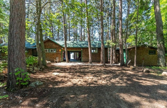 Sunset Bay Cottage on Round Lake