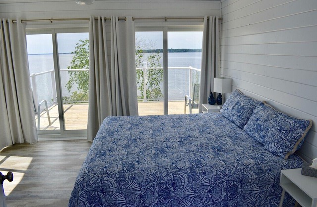 Sunset Island on Lake of the Woods - Beautiful, Modern & Private