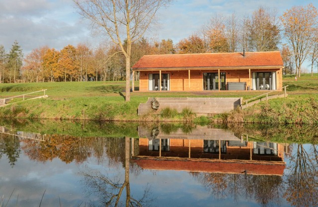 SUNSET VIEW, pet friendly, luxury holiday cottage in Cullompton