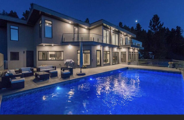 Sunsets Mansion Penticton 5 bed pool hottub sauna/gym
