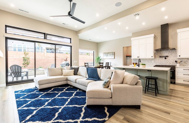 Sunshine Retreat New Listing Hot Tub and Firepit