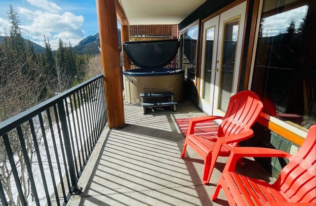 Sunshine Retreat -PRIVATE, tranquil, natural surrounding with deck and hot tub!