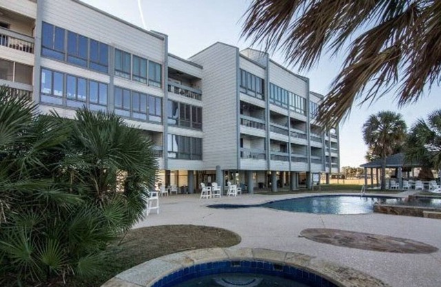 Sunshine Vibes Waterfront Condo Sabine Lake w Pool
