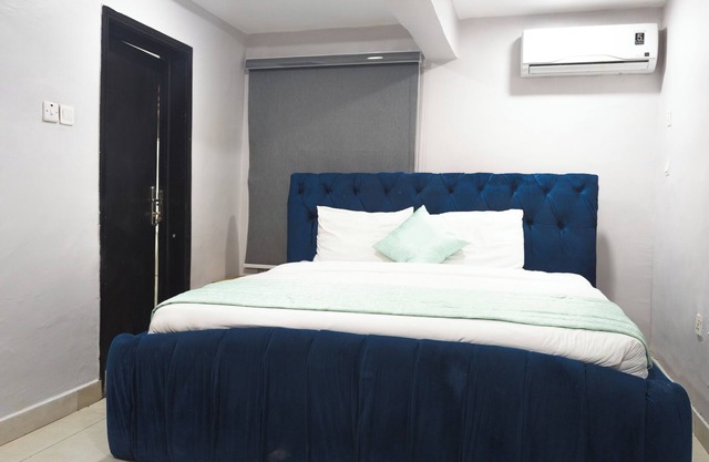 Sunstone welcoming apartment with AC in lively Lagos