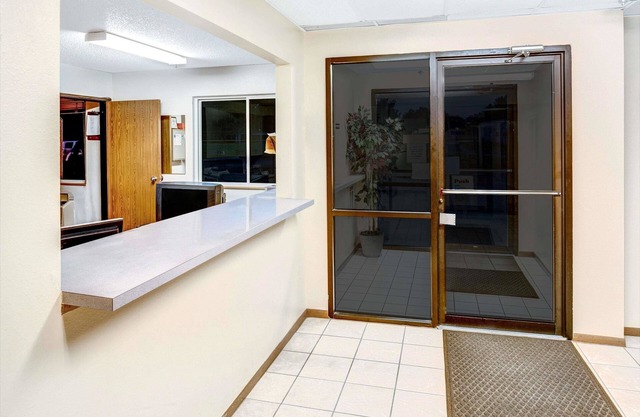 Super 8 by Wyndham Blair