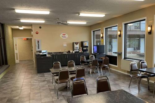 Super 8 by Wyndham Hearst ON