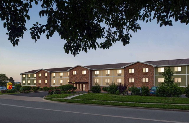 Super 8 by Wyndham Lenexa Overland Park/Mall Area