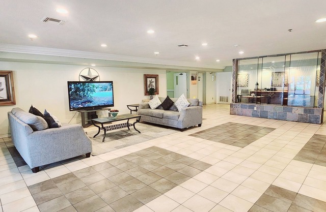 Super 8 by Wyndham Temple I-35