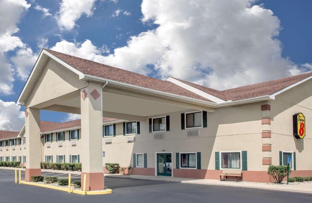 Super 8 by Wyndham Three Rivers
