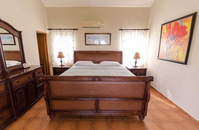 Super-Discounted 4BD guest-friendly villa, private pool, near everything!