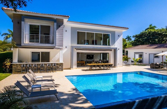 Super-luxury guest-friendly mansion in central Sosua, private pool