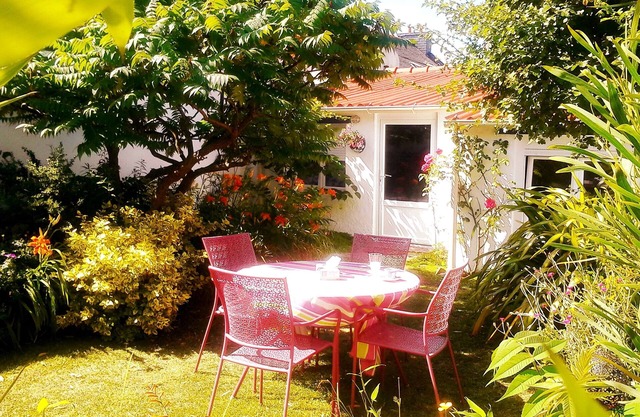 SUPER OFFER 5 MNS FROM THE SEA. ARTIST'S HOUSE IN A GREEN SETTING.