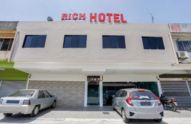 Super OYO 89495 Rich Hotel
