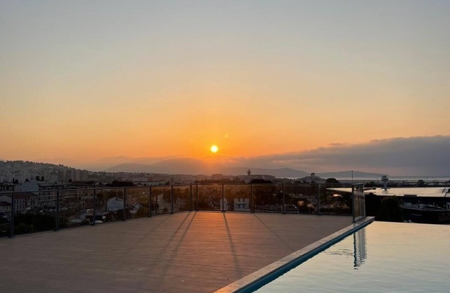 Super T2 seafront with rooftop pool, airport and train station