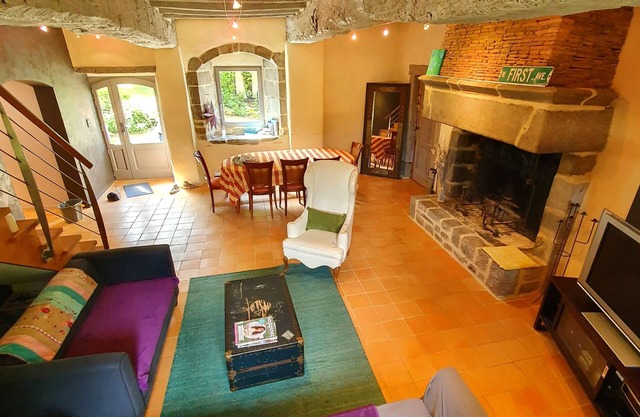 Superb 17th century house. Tranquility. Games room/Trampoline