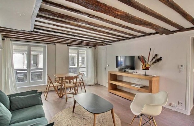 Superb 2-bedroom apartment HEART of Paris - 10m walk from Le Louvre Museum