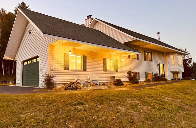 Superb Chalet Near Gore Ski Resort, Hot Tub, Game Room, Firepit and Fireplace