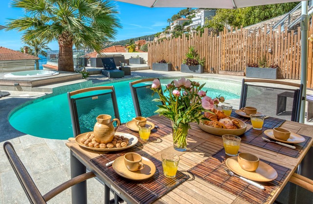 Superb downstairs villa, pool, jacuzzi and solarium!