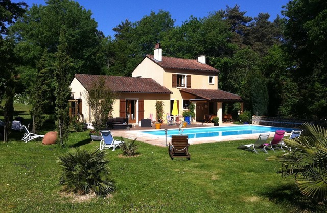 Superb farmhouse, 2 ha enclosed park, grand piano, swimming pool, sauna, spa, fresh house