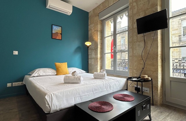 Superb flat with air conditioning and beautiful Bordeaux stone for 2p