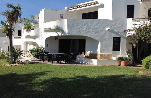 Superb g/floor apart. With aircon, SKY TV, full Package inc SKYsports & films