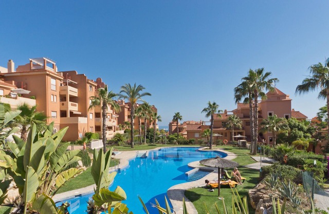 Superb Ground Floor Apartment in Tropical Gardens of Secure Complex - free WiFi