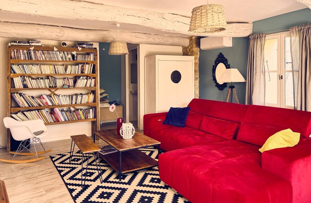 Superb mas, absolute calm, view of the château and Mont Ventoux, large swimming pool, vineyards