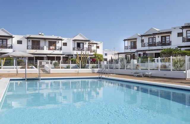 Superb, very comfortable renovated house with sea view next to the ocean and swimming pool