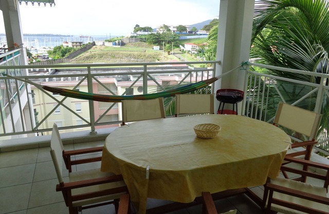 Superb view - meals facing the sea and marina - very quiet spacious apartment