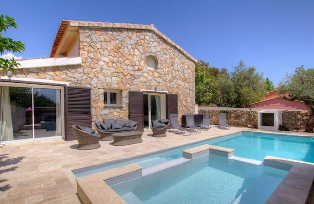 Superb villa with heated pool - jacuzzi, close to the most beautiful beaches