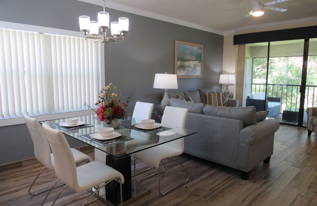 Superb Waterfront Condo! Pools~Lanai~Free WiFi. By IMG~Beaches~AMI~Restaurants.