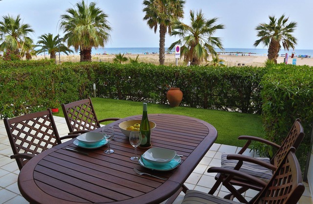 Superbe Appartement en Front de Mer, Avec un Minigolf et une Piscine