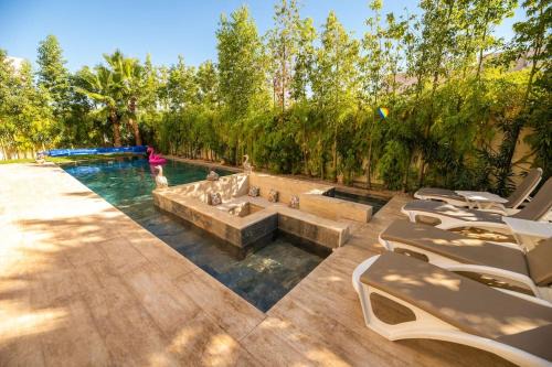 Superbe Villa avec Vue sur l'Atlas au Cœur de Marrakech