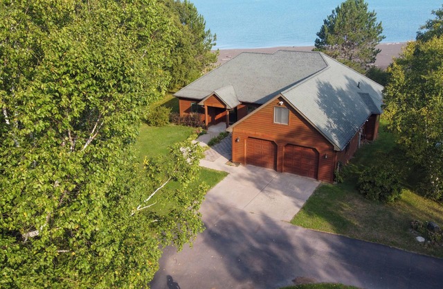 Superior Retreat: Your Fall Adventure Hub – Waterfront Stay Near Brockway Mountain