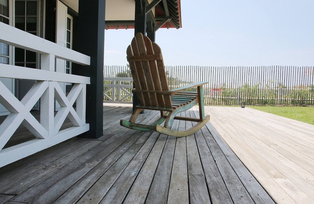 Sur les Planches de Deauville, les Pieds Dans L'eau