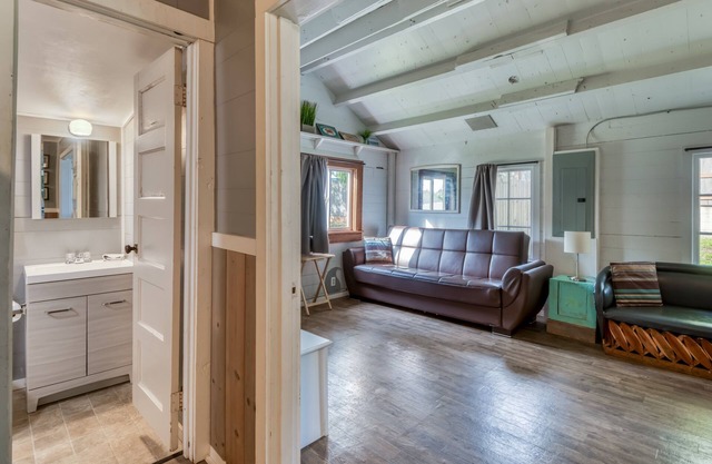 Surf Haven Unit S w/fire pit walking distance to surfing beaches