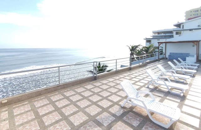 Surf Spot in beachfront building - El Murciélago, Manta