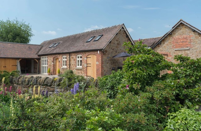 SWALLOWS COTTAGE, family friendly, luxury holiday cottage in Harley
