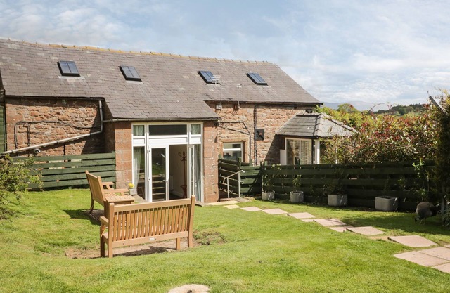 SWALLOWS NEST, pet friendly, character holiday cottage in Armathwaite